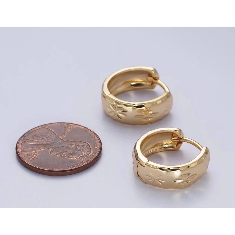 14K Gold Plated Textured North Star ⭐️ Carved Wide Small Huggie Hoop Earrings - Picture 2 of 3